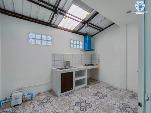 *****ทาวน์โฮมมือสองย่านกรุงเทพฯ ม.เทพประทาน สรงประภา เนื้อที่กว้างขวางถึง 25 ตร.ว. พร้อมฟังก์ชัน 4 ห้องนอน 3 ห้องน้ำ 1 ที่จอดรถ บ้านปรับปรุงใหม่ พร้อมเข้าอยู่ บนทำเลใกล้สนามบินดอนเมือง เข้าสู่ใจกลางเมืองได้อย่างสะดวกสบาย ใกล้รถไฟฟ้าสายสีแดง "สถานีดอนเมือง" และทางด่วน "ศรีสมาน"